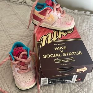 Nike social status strawberry lows